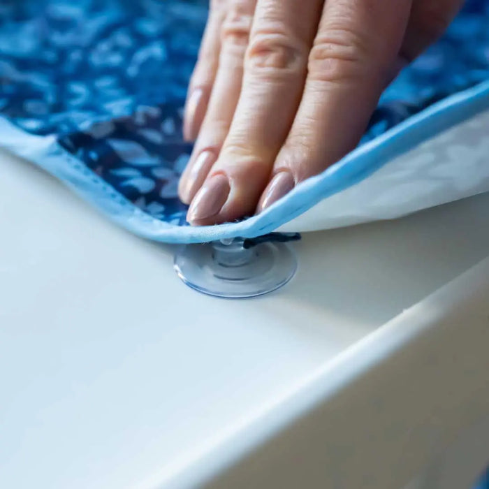 Bavoir à ventouses Cover et Catch Tidy Tot - Fleur de jardin bleu