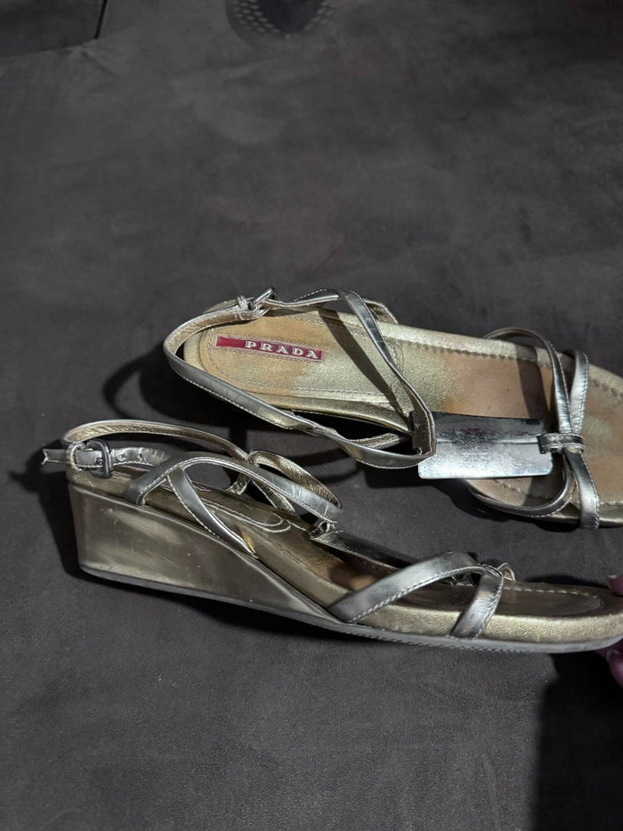 sc:/p/r/prada_gold_sandals_3.jpg