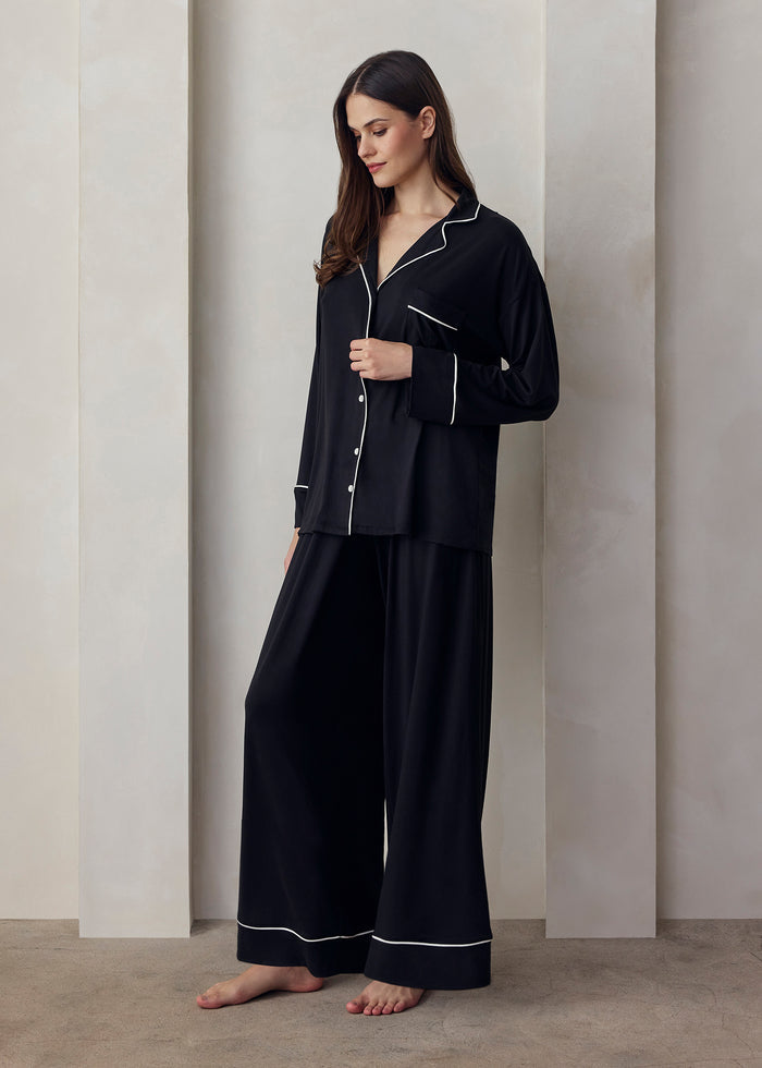 the cloud sleep set in black with white piping detail
