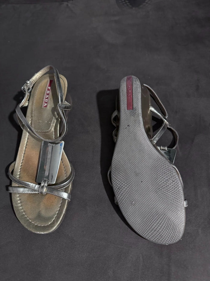 sc:/p/r/prada_gold_sandals_2.jpg