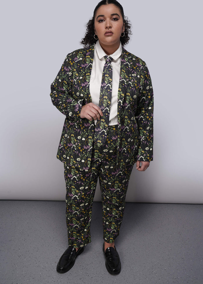 1X=Person wearing a floral suit with a plain background